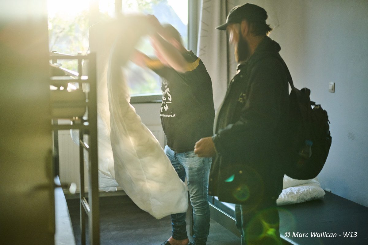 Twee personen maken hun bed klaar in de nachtopvang. © Marc Wallican - W13